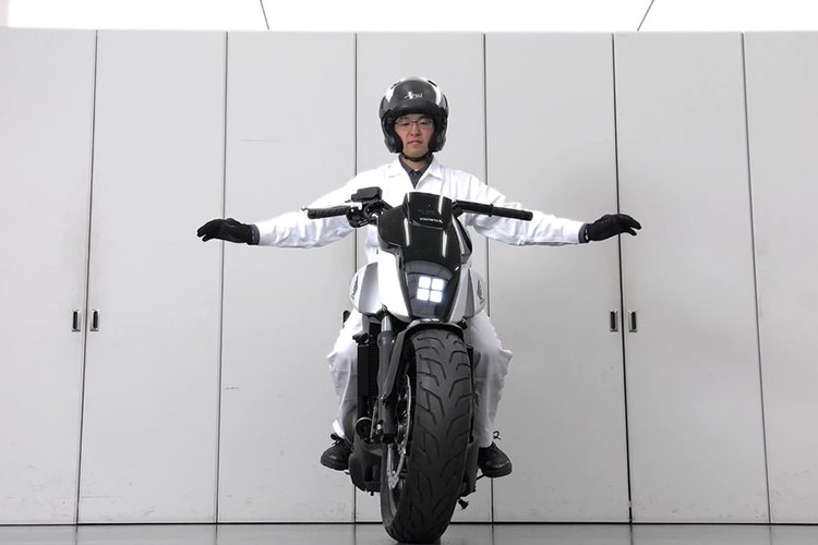 Honda ven man xe moto tu can bang Riding Assist-e